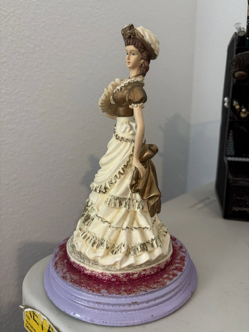 Elegant Porcelain Lady from the Leonardo Collection "The Promenade"