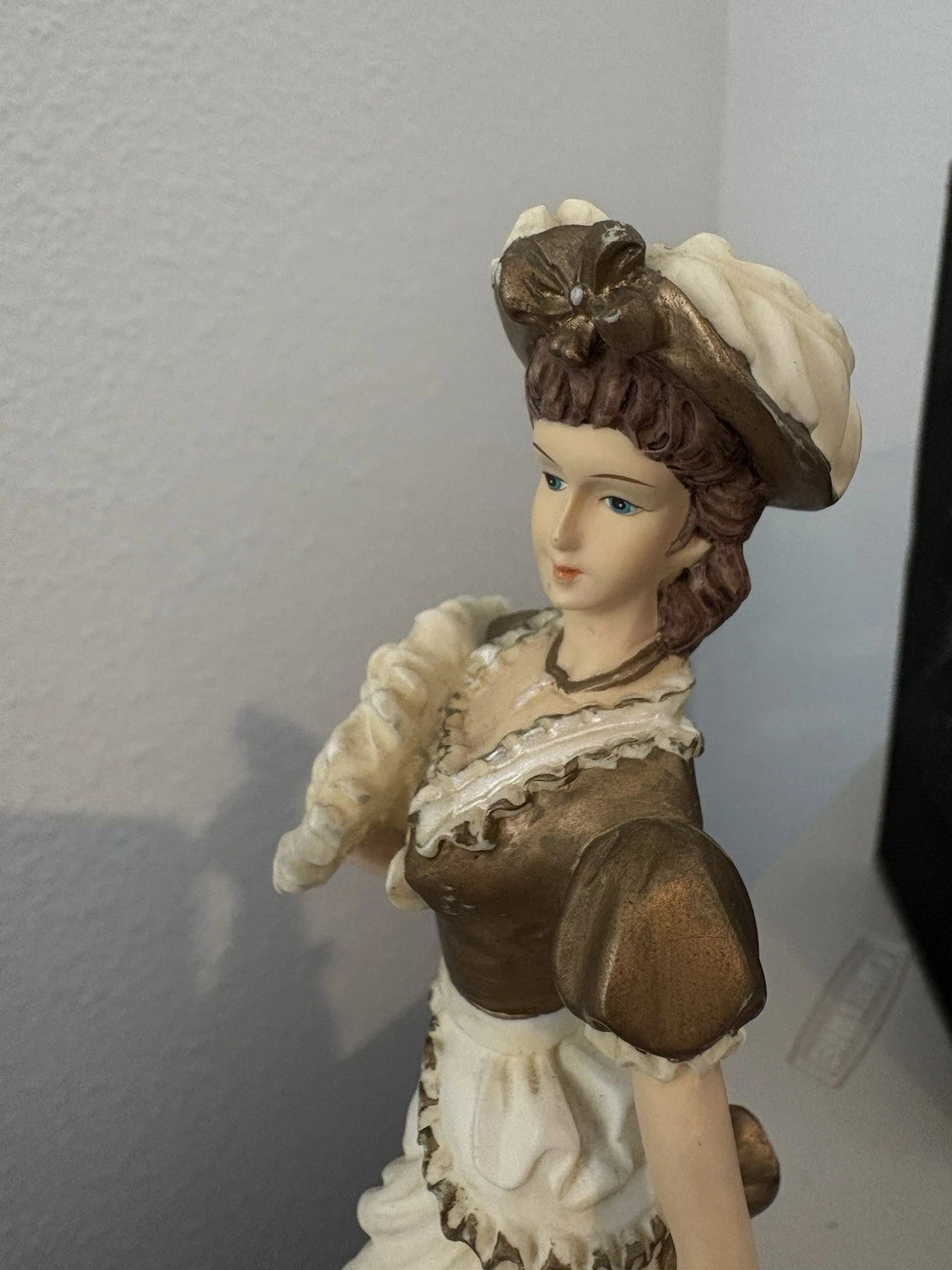 Elegant Porcelain Lady from the Leonardo Collection "The Promenade"